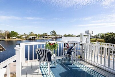 Suwannee River Retreat with Private Dock and Direct Gulf Fishing Access