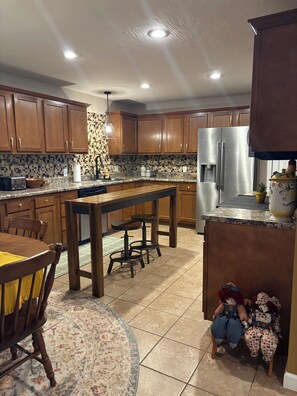 Fridge, microwave, oven, stovetop - Funky Brothers Bunkhouse 
10 minutes to FLW. (Waynesville)