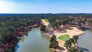 Ilmakuva golfkentästä, jonka yhteydessä on järvi. Kentän ympärillä on tiheää metsää ja asuinalueita.