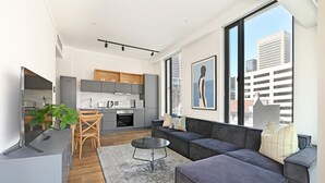 Um apartamento moderno com cozinha, sala de jantar e sala de estar.