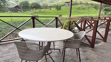 Deluxe Suite, Mountain View | Outdoor dining