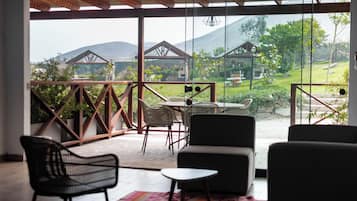 Deluxe Suite, Mountain View | Interior