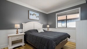 A bedroom with a bed, two bedside tables, a window, and a wall-mounted picture. - 3 minutes to Beach, 2BD/2BA Near 28th St Boardwalk (Ocean City)