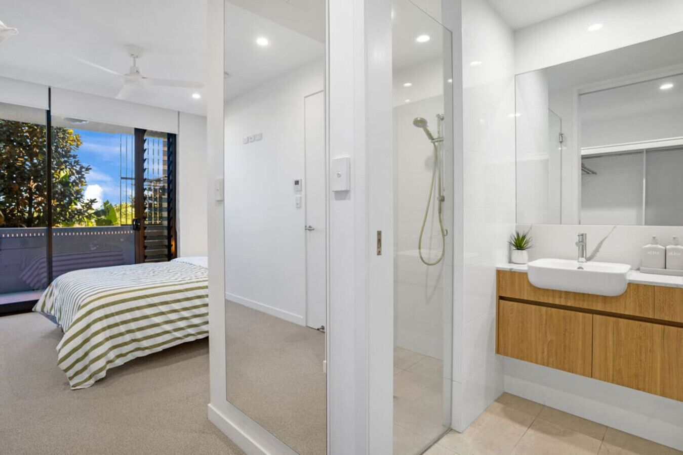 Desk, iron/ironing board, WiFi, bed sheets