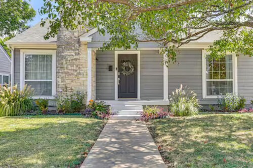 Mid-Century Dallas Home - Deck + Outdoor TV - Walk to SMU & Lower Greenville