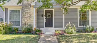 Mid-Century Dallas Home - Deck + Outdoor TV - Walk to SMU & Lower Greenville