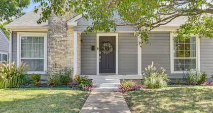Mid-Century Dallas Home - Deck + Outdoor TV - Walk to SMU & Lower Greenville