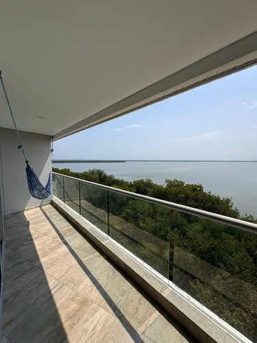 LUXURY WATERFRONT BEDROOM with private bathroom and AC in Cielo Mar Cartagena