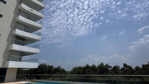 A modern building with multiple balconies and a swimming pool. - LUXURY WATERFRONT BEDROOM with private bathroom and AC in Cielo Mar Cartagena (Cartagena de Indias)