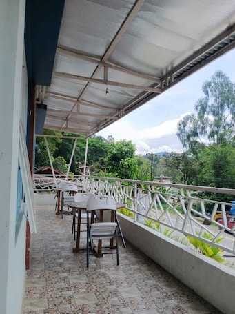 Restaurante al aire libre. Penginapan Sinar Surya Toraja