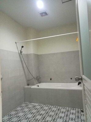 Deluxe Twin Room, Kitchenette | Desk, free WiFi - Penginapan Sinar Surya Toraja (Rantepao)