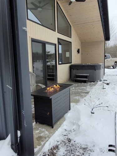 The Cork Cottages Unit 3 Hot Tub, Arcade, 2 Queen, 2 Bath, New and Modern