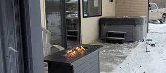 The Cork Cottages Unit 3 Hot Tub, Arcade, 2 Queen, 2 Bath, New and Modern