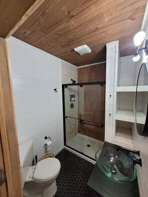 Douche, sèche-cheveux, serviettes fournies, savon
