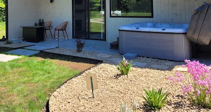 The Cork Cottages Unit 3 Hot Tub, Arcade, 2 Queen, 2 Bath, New and Modern
