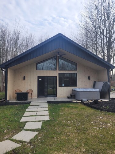The Cork Cottages Unit 3 Hot Tub, Arcade, 2 Queen, 2 Bath, New and Modern