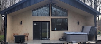 The Cork Cottages Unit 3 Hot Tub, Arcade, 2 Queen, 2 Bath, New and Modern