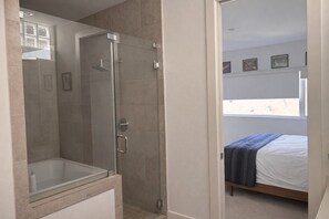 Regadera, toallas, jabón, papel de baño 