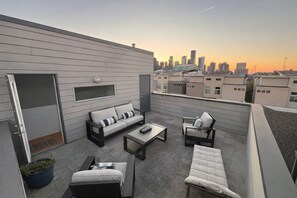 Terrace/patio - 11-Min Walk to 2026 FIFA Fan Zone•Walk to METRORail  Easy Ride to NRG Stadium!!! (Houston)