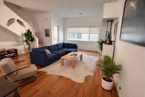 Living area - 11-Min Walk to 2026 FIFA Fan Zone•Walk to METRORail  Easy Ride to NRG Stadium!!! (Houston)