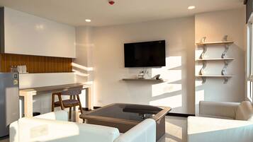 Grand Suite | Bàn, màn/rèm cản sáng, phòng cách âm