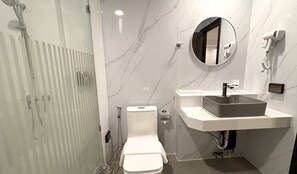 Shower, hair dryer, bidet, towels - Paul & Pam Hotel Bangkok (Bangkok)