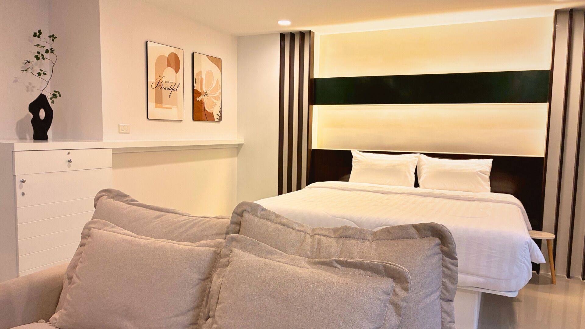Executive Suite | Desk, blackout curtains, soundproofing, free WiFi