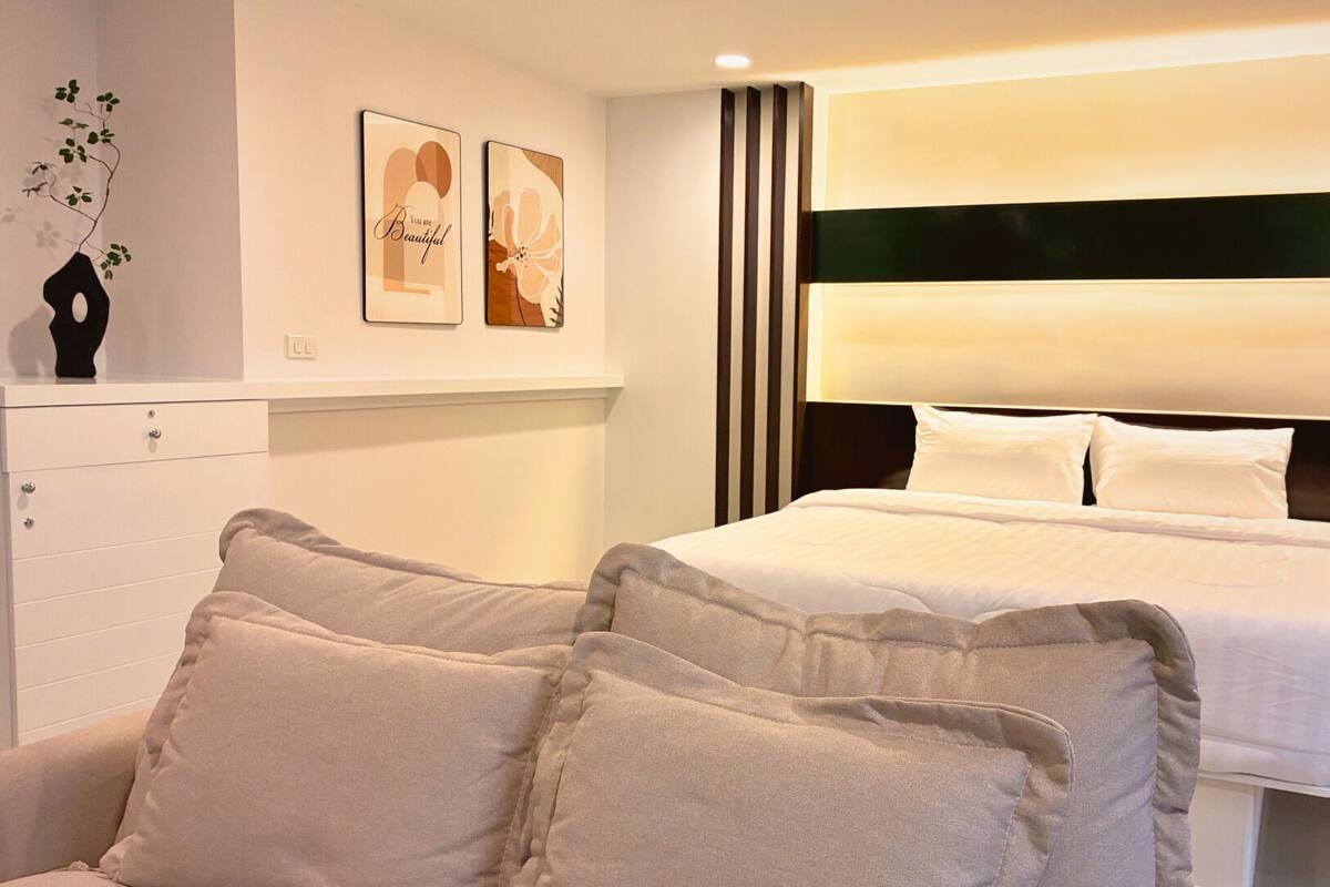 Executive Suite | Desk, blackout drapes, soundproofing, WiFi (free)