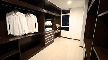 Business Studio Suite, 1 Queen Bed, Housekeeping | Interior