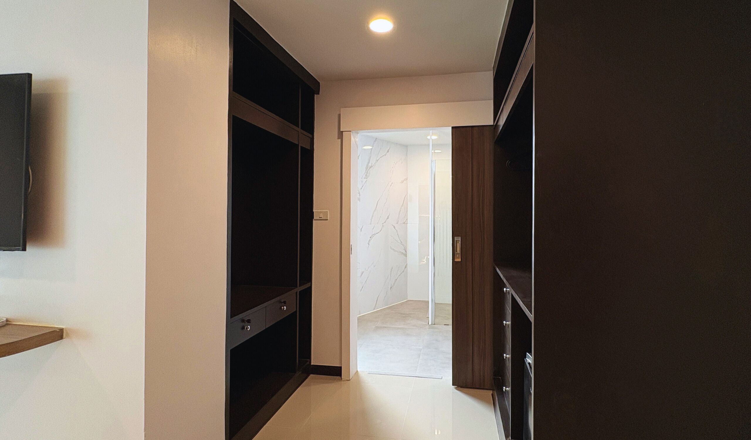 Deluxe With Balcony City View | 办公桌、遮光窗帘、隔音、免费 WiFi