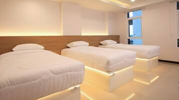 Standard Triple Room, 3 Single Beds, Housekeeping | Desk, blackout curtains, soundproofing, free WiFi