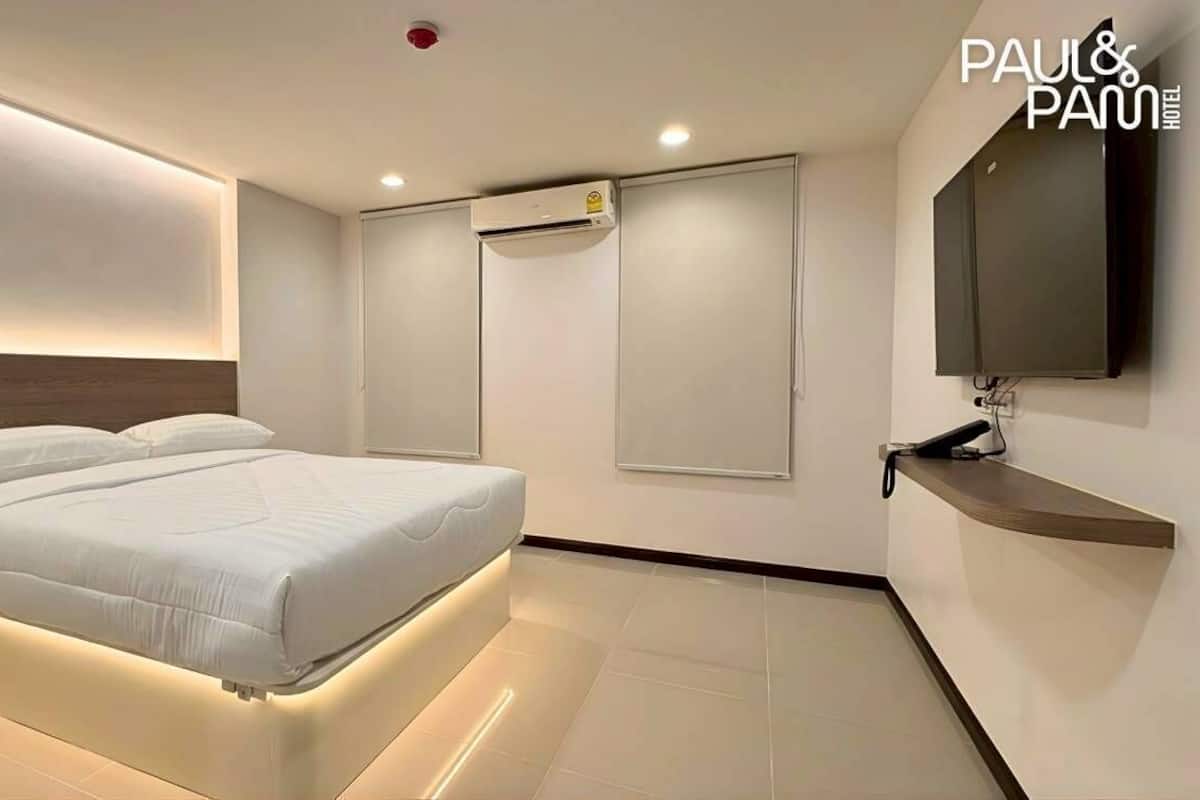 Standard Room, 1 Queen Bed, Non Smoking, Housekeeping