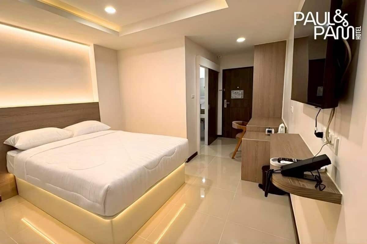 Standard Room, 1 Queen Bed, Housekeeping, City View