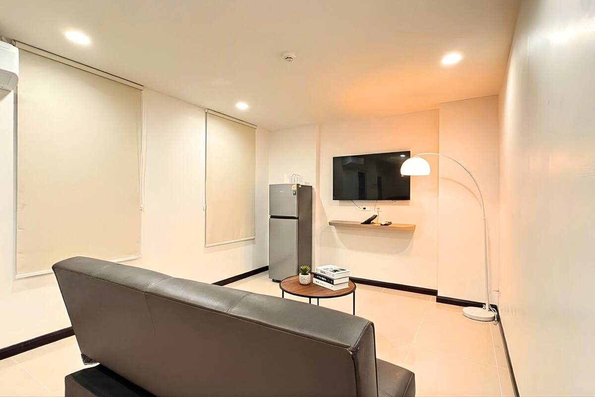 Chambre Triple Standard, 3 lits une place, service de ménage | Coin séjour