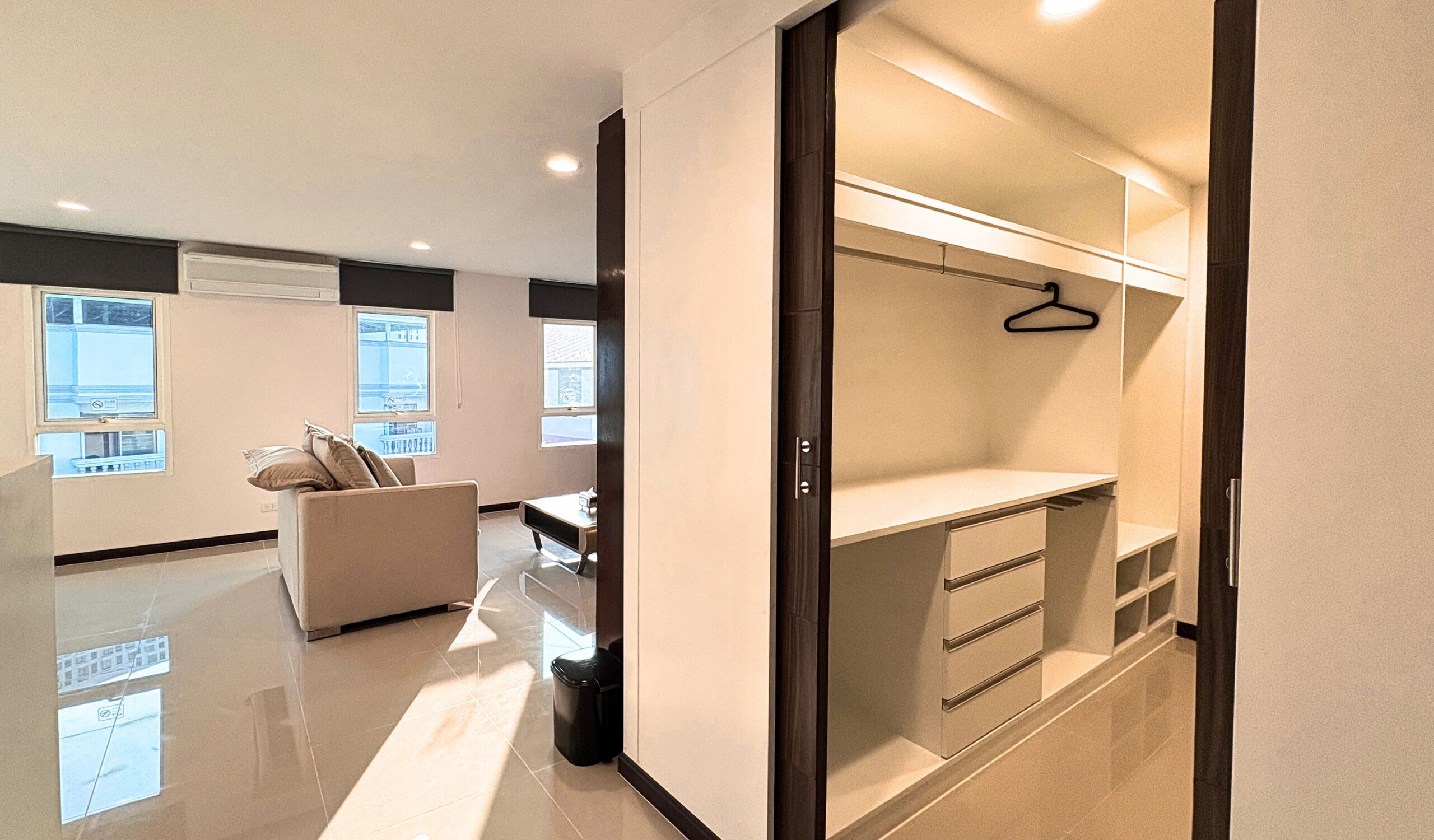 Executive Studio Suite, 1 King Bed, Housekeeping, City View | Living area