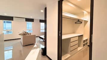 Suite estudio ejecutiva, 1 cama de matrimonio grande, Servicio de limpieza, vistas a la ciudad | Zona de estar