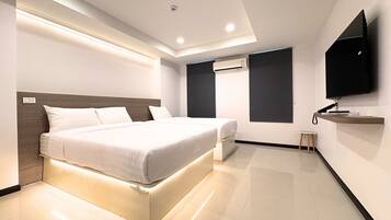 Deluxe City View | Desk, blackout drapes, soundproofing, free WiFi