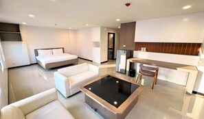 Suite Studio Luxe, 1 très grand lit, service de ménage, vue ville