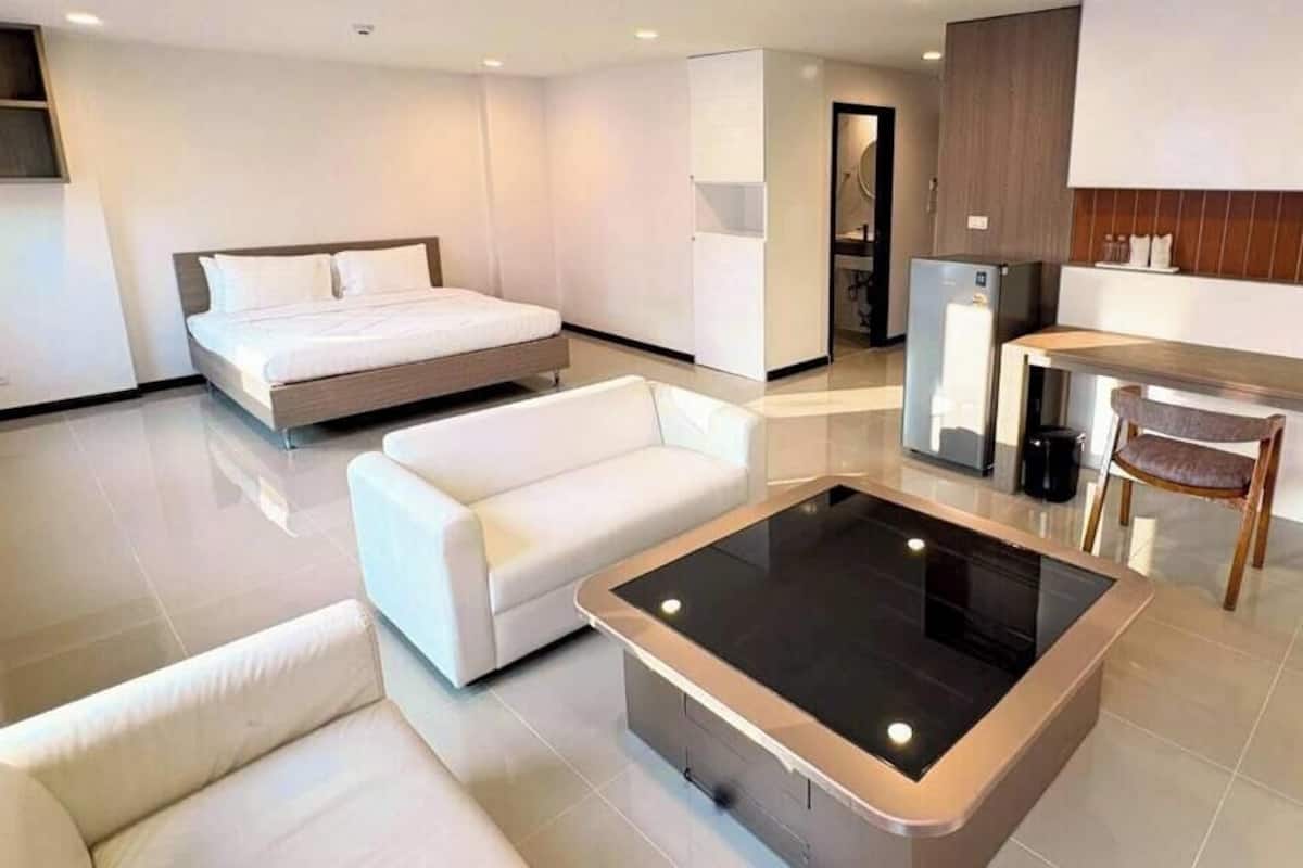 Studio Suite Cao cấp, 1 giường cỡ king, dịch vụ dọn phòng, quang cảnh thành phố