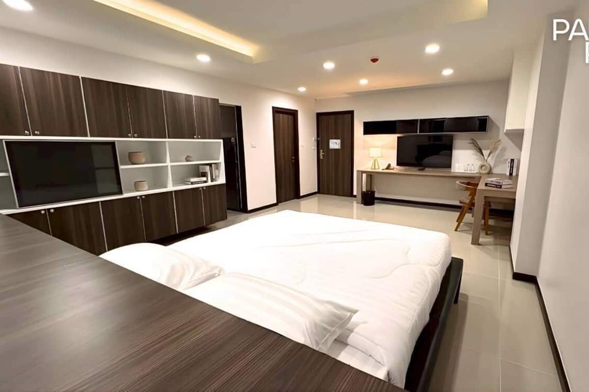 Superior Studio Suite, 1 King Bed, Housekeeping