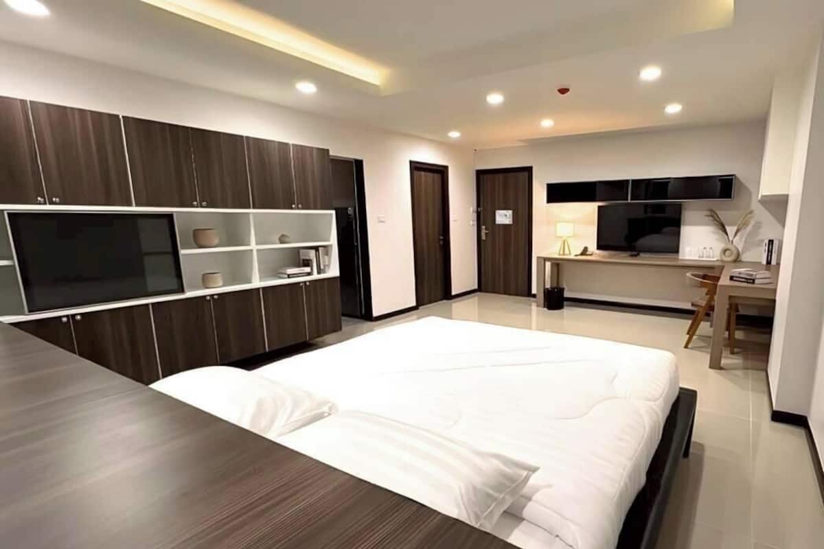 Superior Studio Suite, 1 King Bed, Housekeeping