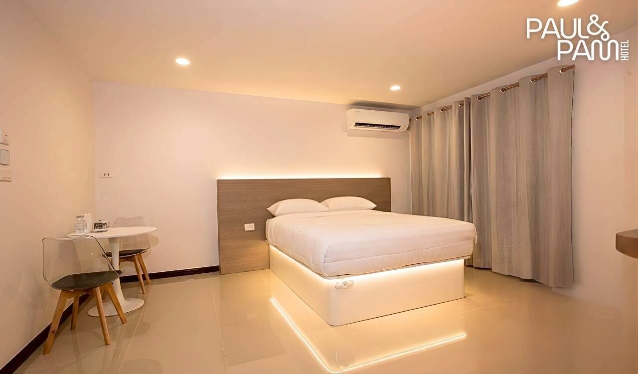 Deluxe With Balcony City View | 办公桌、遮光窗帘、隔音、免费 WiFi