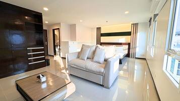 Executive Studio Suite, 1 King Bed, Housekeeping, City View | Living area