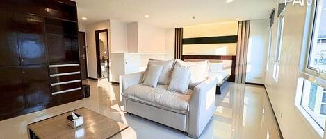 Executive Studio Suite, 1 King Bed, Housekeeping, City View