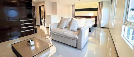 Executive Studio Suite, 1 King Bed, Housekeeping, City View
