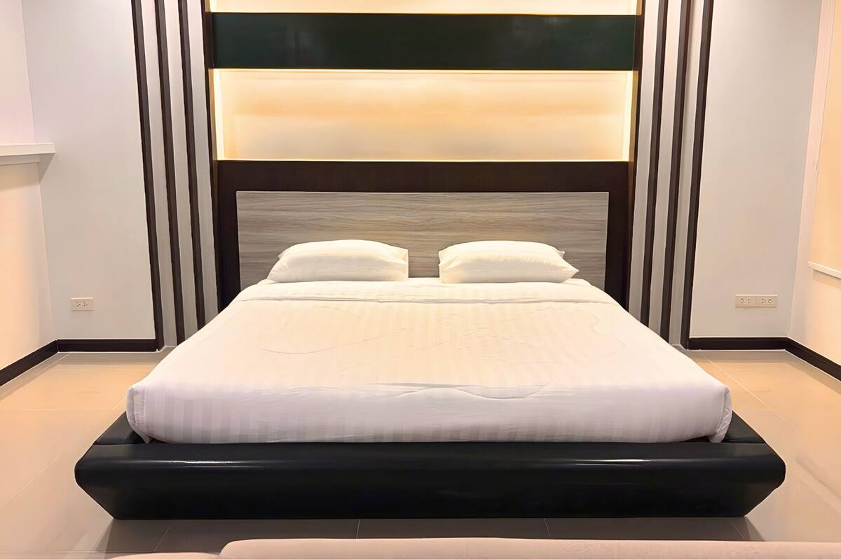 Executive Studio Suite, 1 King Bed, Housekeeping, City View