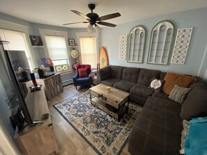 TV - 3-bedroom Belmar Summer house near everything and still secluded (Belmar)