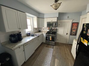 Microwave, oven, stovetop, dishwasher - 3-bedroom Belmar Summer house near everything and still secluded (Belmar)