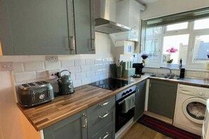 Coffee/tea maker, fridge, microwave, oven - London-2Br-Sleeps6-SkySports-Netflix-DisneyPlus (Westminster London)