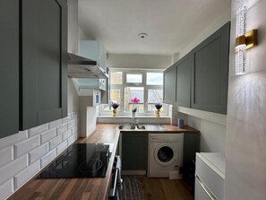 Coffee/tea maker, fridge, microwave, oven - London-2Br-Sleeps6-SkySports-Netflix-DisneyPlus (Westminster London)